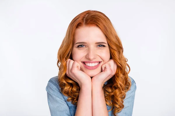 Foto de menina alegre feliz sorriso positivo mãos toque bochechas sonho isolado sobre fundo de cor cinza — Fotografia de Stock