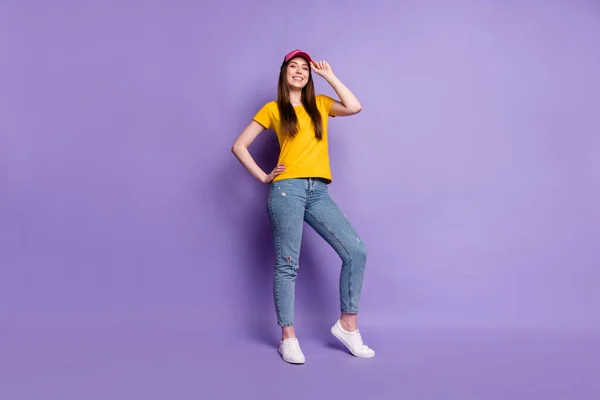 Pełne ciało zdjęcie szczęśliwej pozytywnej młodej kobiety nosić czapkę uśmiech odizolowany na fioletowym tle koloru — Zdjęcie stockowe