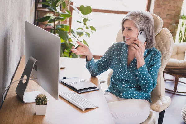 Perfil lado de la foto de la alegre anciana feliz sonrisa positiva hablar conversación llamada teléfono celular casa —  Fotos de Stock