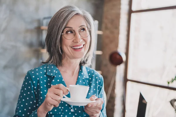 Photo de belle femme âgée heureux sourire positif rêve profiter chaud matin pause café pause repos maison — Photo