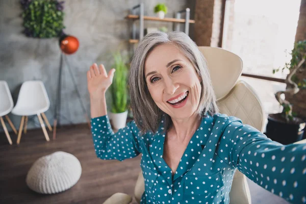 Portrait de femme gaie attrayante hr top manager de bonne humeur vous accueillant rejoindre l'équipe au poste de travail de bureau lieu intérieur — Photo