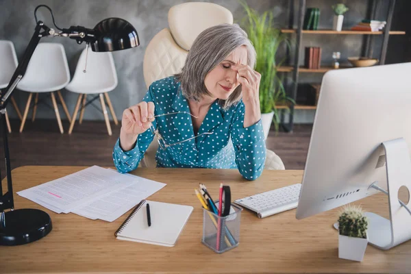 Foto de mulher idosa infeliz triste chateado problema cansado falha erro sentar mesa pausa pausa trabalho distância dentro de casa — Fotografia de Stock