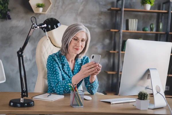 穏やかな深刻な老婦人の写真は、オフィスの職場で屋内で電話書きメッセージビジネスを見て — ストック写真