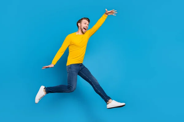 Tamanho do corpo de comprimento total de cara jovem saltando alto mostrando tamanho medida isolado fundo de cor azul brilhante — Fotografia de Stock