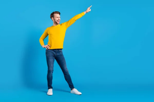Volledige lengte body size foto van glimlachende man dansen gelukkig dragen casual kleding geïsoleerde levendige blauwe kleur achtergrond — Stockfoto