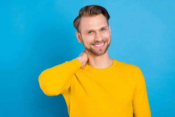 젊고 잘생긴 남자의 사진 행복 한 긍정적 인 미소 손 목덜미를 푸른 색 배경 위로 분리 — 스톡 사진