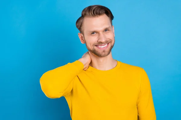 Foto de joven guapo chico feliz sonrisa positiva mano tacto cuello aislado sobre fondo de color azul — Foto de Stock