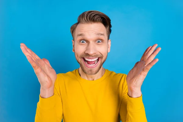 Foto de chico joven feliz sonrisa positiva sorprendido noticias excitadas venta aislado sobre fondo de color azul — Foto de Stock