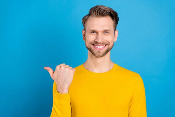 Foto de cara jovem feliz sorriso positivo indicar polegar espaço vazio selecionar venda promo isolado sobre fundo de cor azul — Fotografia de Stock