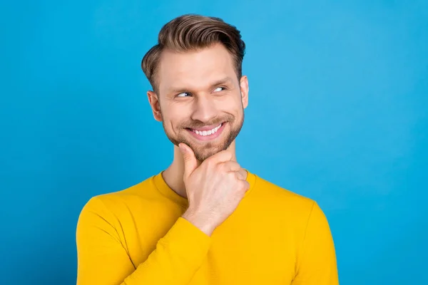 Fotografie mladého veselý chlap šťastný pozitivní úsměv ruka dotek brada zvědavý vzhled prázdný prostor izolované přes modré barvy pozadí — Stock fotografie