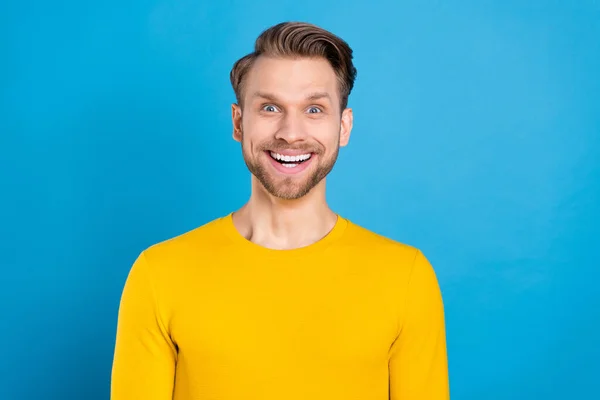 Fénykép a fiatal izgatott férfi boldog pozitív mosoly csodálkozva meglepett hírek eladó elszigetelt felett kék színű háttér — Stock Fotó