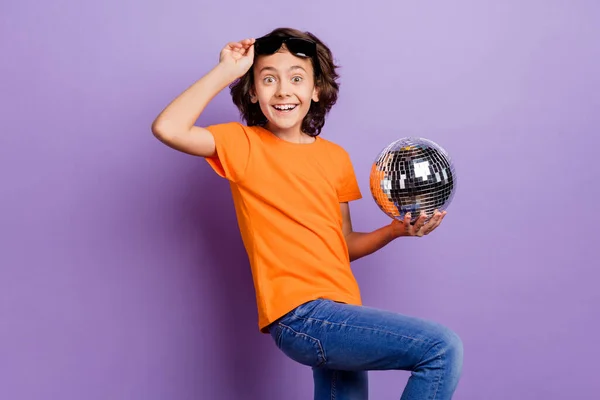 Photo portrait schoolboy in casual outfit keeping disco ball amazed isolated pastel purple color background — Stock Photo, Image