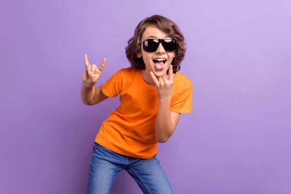 Foto Porträt Schüler in Sonnenbrille zeigt Zunge Schwermetall Zeichen isoliert Pastell lila Farbe Hintergrund — Stockfoto