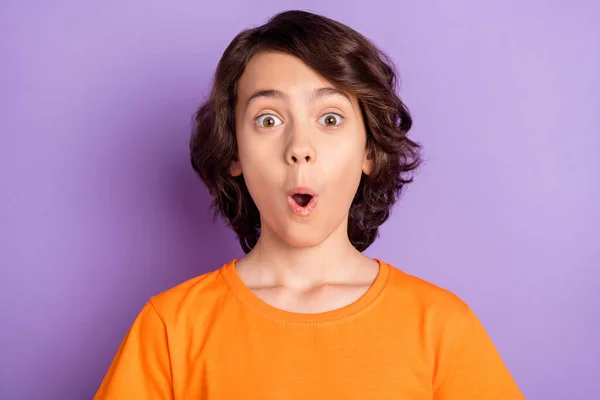 Retrato de atractivo chico de pelo castaño asombrado escolar noticias reacción pucheros labios aislados sobre violeta color púrpura fondo —  Fotos de Stock