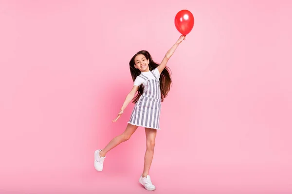 Πλήρης φωτογραφία του σώματος του γοητευτικό χαρούμενο θετικό μικρό κορίτσι κρατήστε το χέρι αλιευμάτων μπαλόνι που απομονώνονται σε ροζ φόντο χρώμα — Φωτογραφία Αρχείου
