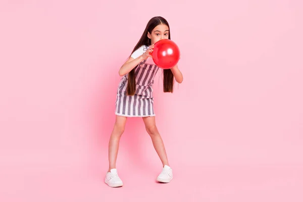 Πλήρης φωτογραφία του σώματος του χαρούμενου funky νεαρό κοριτσάκι φυσήξει αέρα μπαλόνι εορταστική διάθεση απομονωμένη σε ροζ φόντο χρώμα — Φωτογραφία Αρχείου