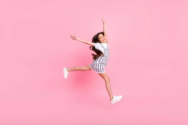 Foto lateral de perfil de tamaño completo de alegre niña feliz funky saltar excitado aislado sobre fondo de color rosa pastel —  Fotos de Stock