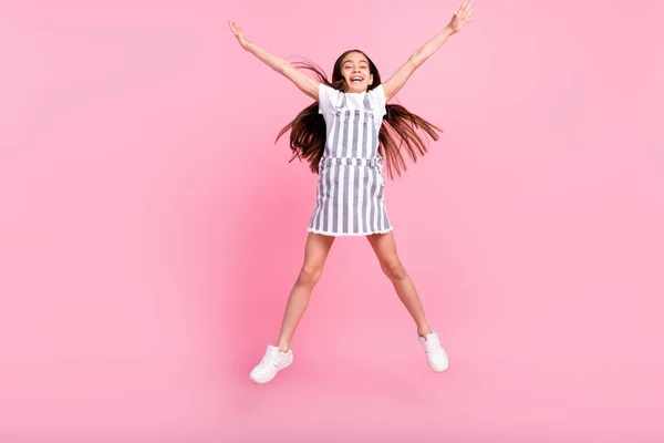 Foto de cuerpo completo de encantadora chica positiva feliz saltar hasta forma de estrella de aire aislado sobre fondo de color rosa pastel —  Fotos de Stock