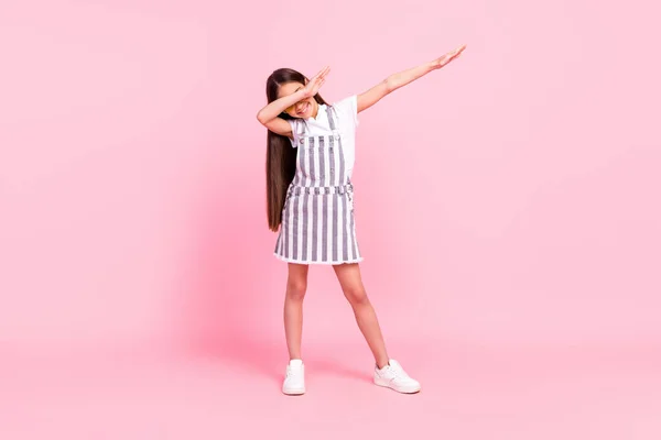 Foto anak perempuan ukuran tubuh yang panjang secara keseluruhan menampilkan tanda-tanda menari mengisolasi latar belakang warna merah muda pastel — Stok Foto