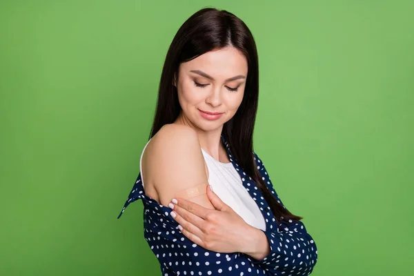 Foto de otimista jovem senhora olhar gesso desgaste camisa azul isolado no fundo de cor verde — Fotografia de Stock