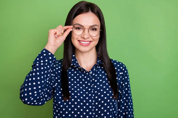 Foto de menina linda saudável olhar câmera desgaste óculos blusa pontilhada isolado no fundo de cor verde — Fotografia de Stock