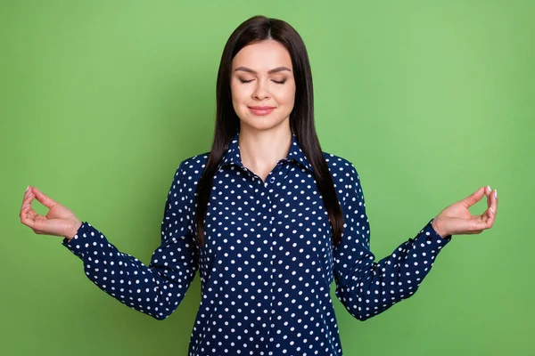 Fotografie klidné brunetky účes práce dáma zavřené oči nosit modré tričko izolované na zeleném pozadí — Stock fotografie