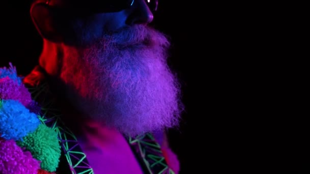 Ovanlig original jacka hatt farfar Santa in nattklubb säker — Stockvideo