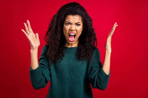 Foto de la joven afro-americana enojada levanta las manos problema furioso aislado sobre fondo de color rojo —  Fotos de Stock