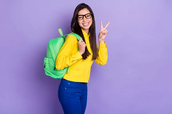 Fénykép bájos csinos fiatal nő, hogy v-jel kopás hátizsák elszigetelt lila színű háttér — Stock Fotó