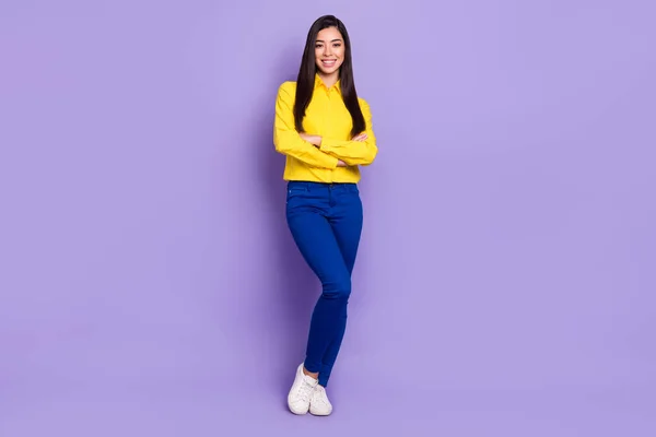 Foto de longitud completa de feliz dama encantadora agradable cogida de la mano cruzada confiado aislado sobre fondo de color púrpura —  Fotos de Stock