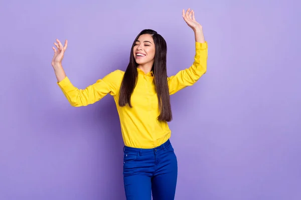 Foto di affascinante giovane bella donna danza buon umore funky signora isolato su sfondo di colore viola — Foto Stock