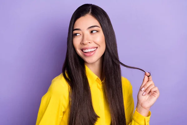 Foto di sognante positivo bella giovane donna sguardo vuoto spazio indossare camicia gialla isolato su sfondo di colore viola — Foto Stock