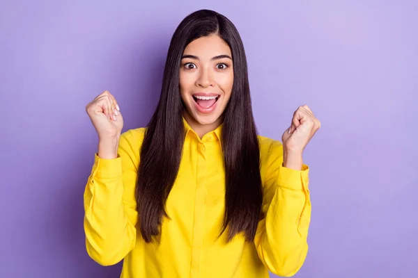 Foto di acconciatura marrone celebrare giovani mani studente signora pugni urlare indossare camicia gialla isolata su sfondo viola — Foto Stock
