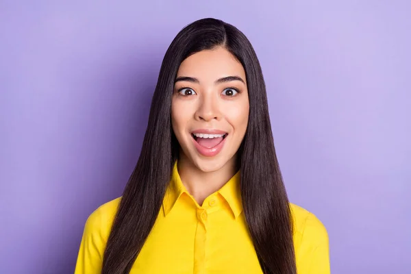 Foto de hooray marrom penteado jovem senhora boca aberta usar camisa amarela isolada no fundo cor roxa — Fotografia de Stock