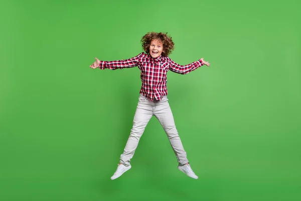 밝은 녹색 배경에 분리 된 기분좋은 점프하는 매력적 인 사람의 전체 몸길이 전망 — 스톡 사진