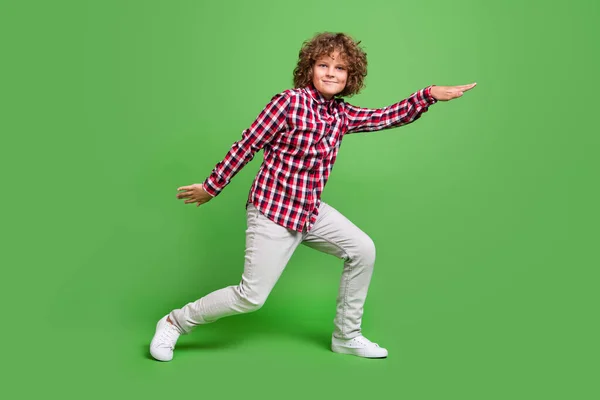 Plná délka tělo velikost pohled na atraktivní veselý legrační chlap pohybující se bláznivé baví izolované přes jasně zelené barvy pozadí — Stock fotografie