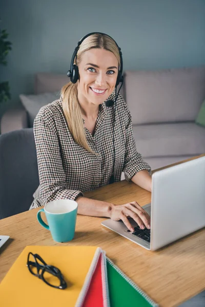 Zdjęcie zaufanego przedstawiciela helpdesk za pomocą aplikacji netbook odpowiedzi klienci żądają problemów siedzieć biurko w nowoczesnym obszarze roboczym — Zdjęcie stockowe