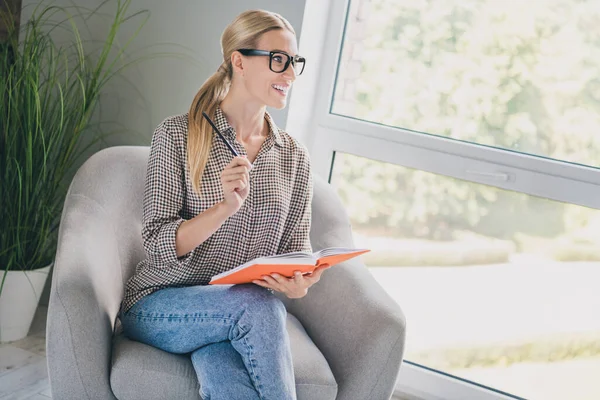 Foto van verbaasd geïnspireerde agent bankier manager dame schrijven roman hebben idee denk kijken venster zitten gezellig stoel modern werkruimte — Stockfoto