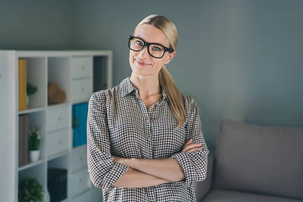 Foto di positivo intelligente finanziere banchiere economista signora armi incrociate godere di società start-up di sviluppo in spazio di lavoro comfort — Foto Stock