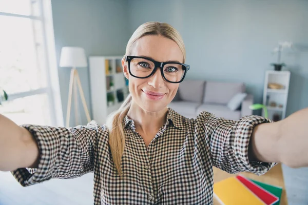 Porträtt av självsäker dam fastighetsmäklare designer gör selfie online video streaming moderna arbetsyta — Stockfoto