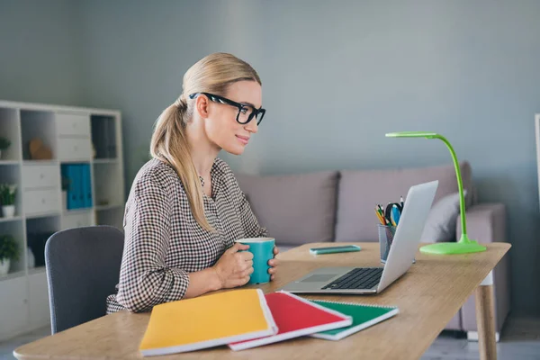 Foto do agente advogado inteligente focado senhora sentar mesa assistir tutorial estudo vídeo toque mão latte bebida no espaço de trabalho moderno — Fotografia de Stock