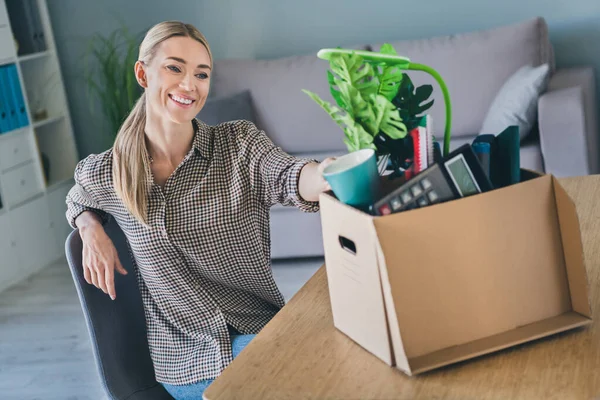 Foto av optimistisk dam manager marknadsförare pack kartong box hopp hitta nytt jobb sökning sitta bord modern arbetsyta — Stockfoto