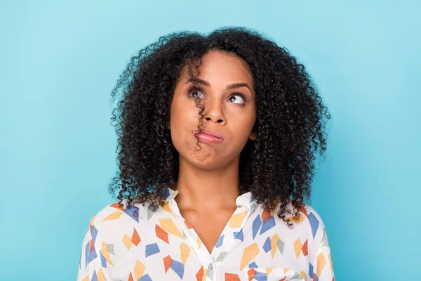 Foto de triste milenar encaracolado hairdo senhora olhar promo desgaste impresso camisa isolada no fundo de cor azul — Fotografia de Stock