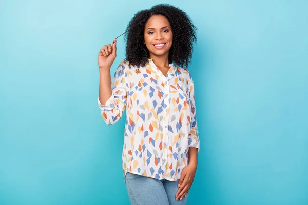 Foto van droom jong golvend kapsel dame dragen bedrukte shirt jeans geïsoleerd op blauwe kleur achtergrond — Stockfoto