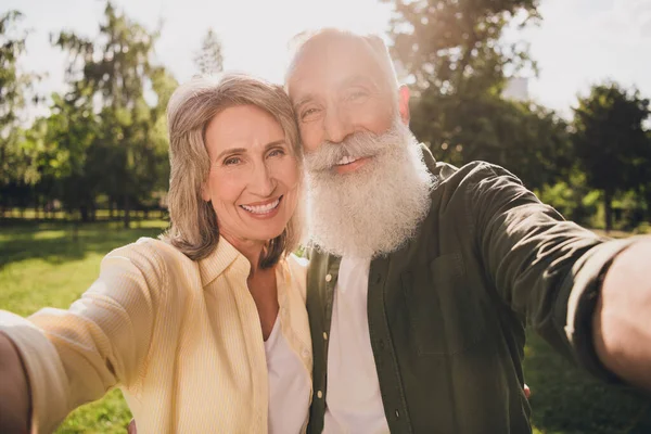 Foto de jubilados jubilados jubilados jubilados viejos pareja hacer selfie disfrutar del día de verano al aire libre en el parque —  Fotos de Stock