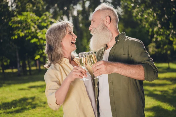 Foto de perfil de hooray senior cabello blanco pareja beber alcohol usar camisas informales al aire libre día libre en el parque — Foto de Stock
