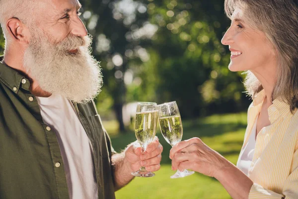 Foto de jubilado jubilado canoso esposa marido viejo pareja vítores beber champán al aire libre en la ciudad — Foto de Stock