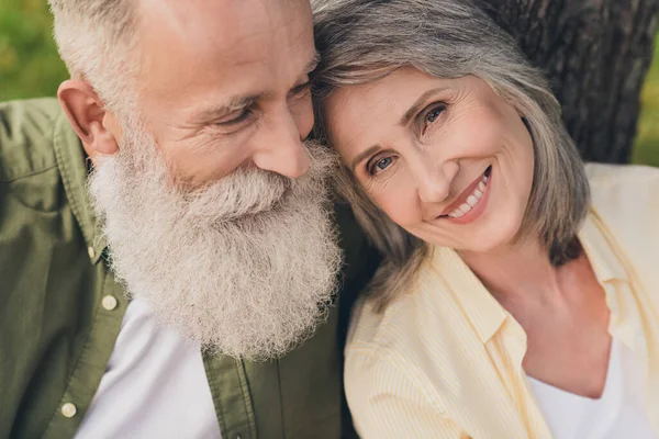 Foto recortada de la linda pareja de ancianos abrazo usar camisa caminar en el parque al aire libre —  Fotos de Stock