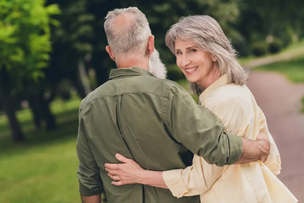 Foto de la parte posterior de la bonita pareja de edad usar camisa caminar en el parque al aire libre — Foto de Stock