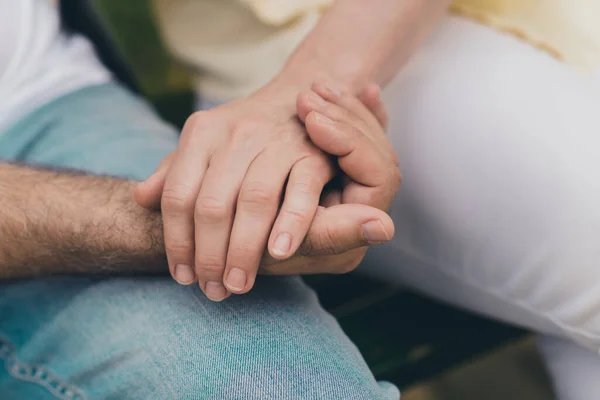 Recortado foto de dos hombre maduro mujer cogida de la mano apoyo sentimientos confianza amor romántico juntos al aire libre —  Fotos de Stock